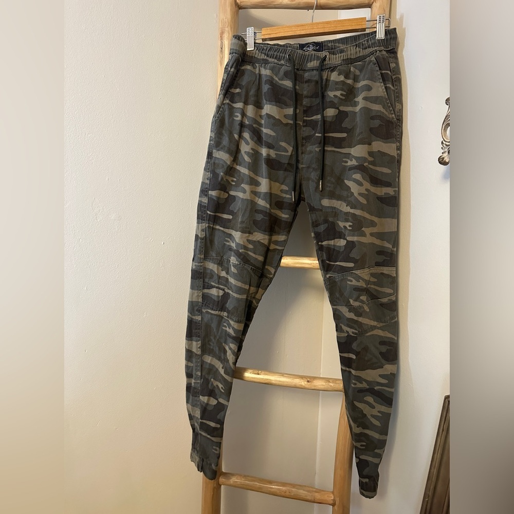 Across The Pond Men Green Camoflouge Tapered Stretch Camo Cargo Pants Size S